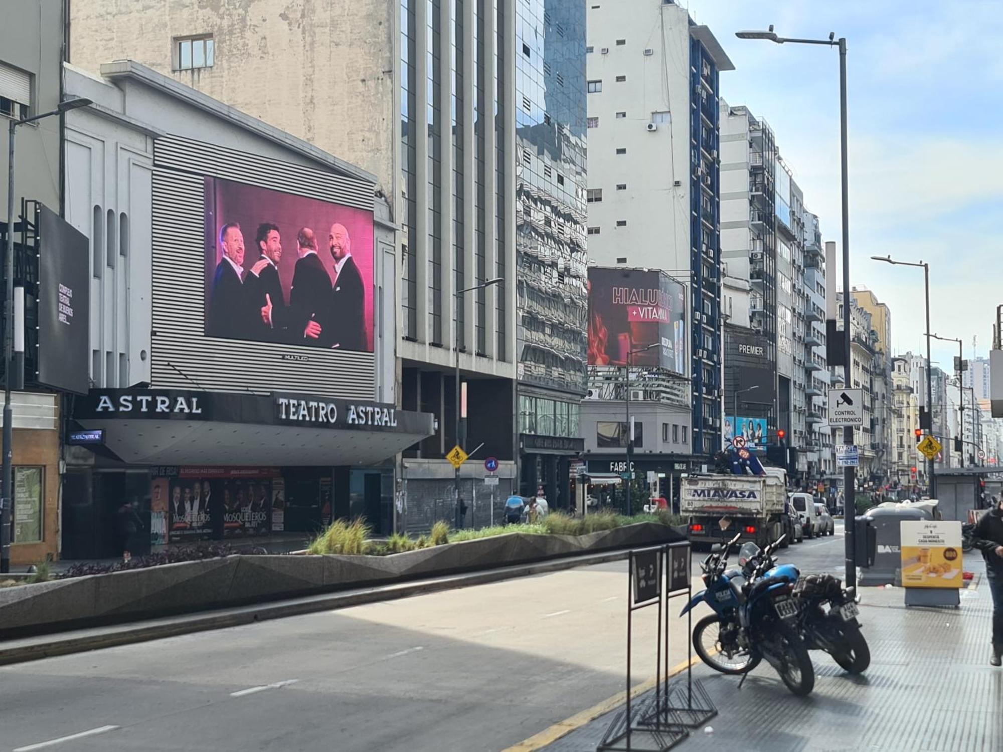 Av. Corrientes 1670 - Paseo La Plaza - * Ciudad Autónoma de Buenos Aires