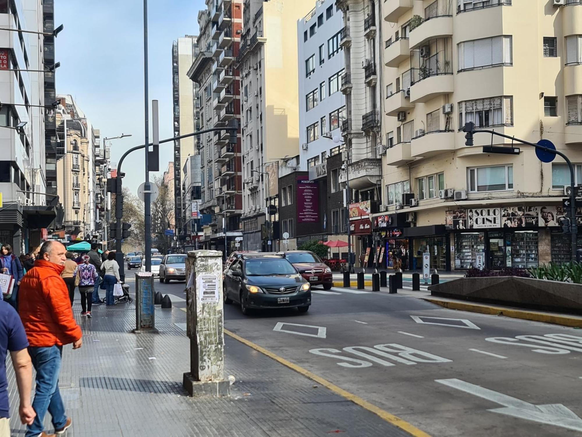 Av. Corrientes 1670 - Paseo La Plaza - *