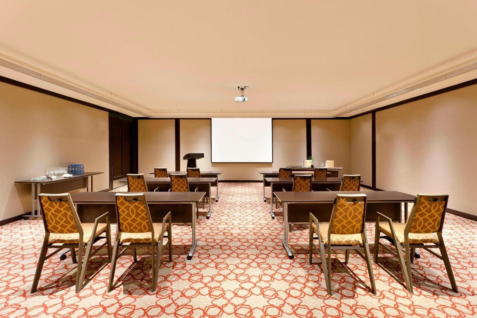 Sheraton Hotel&convention Center Hotel 5*