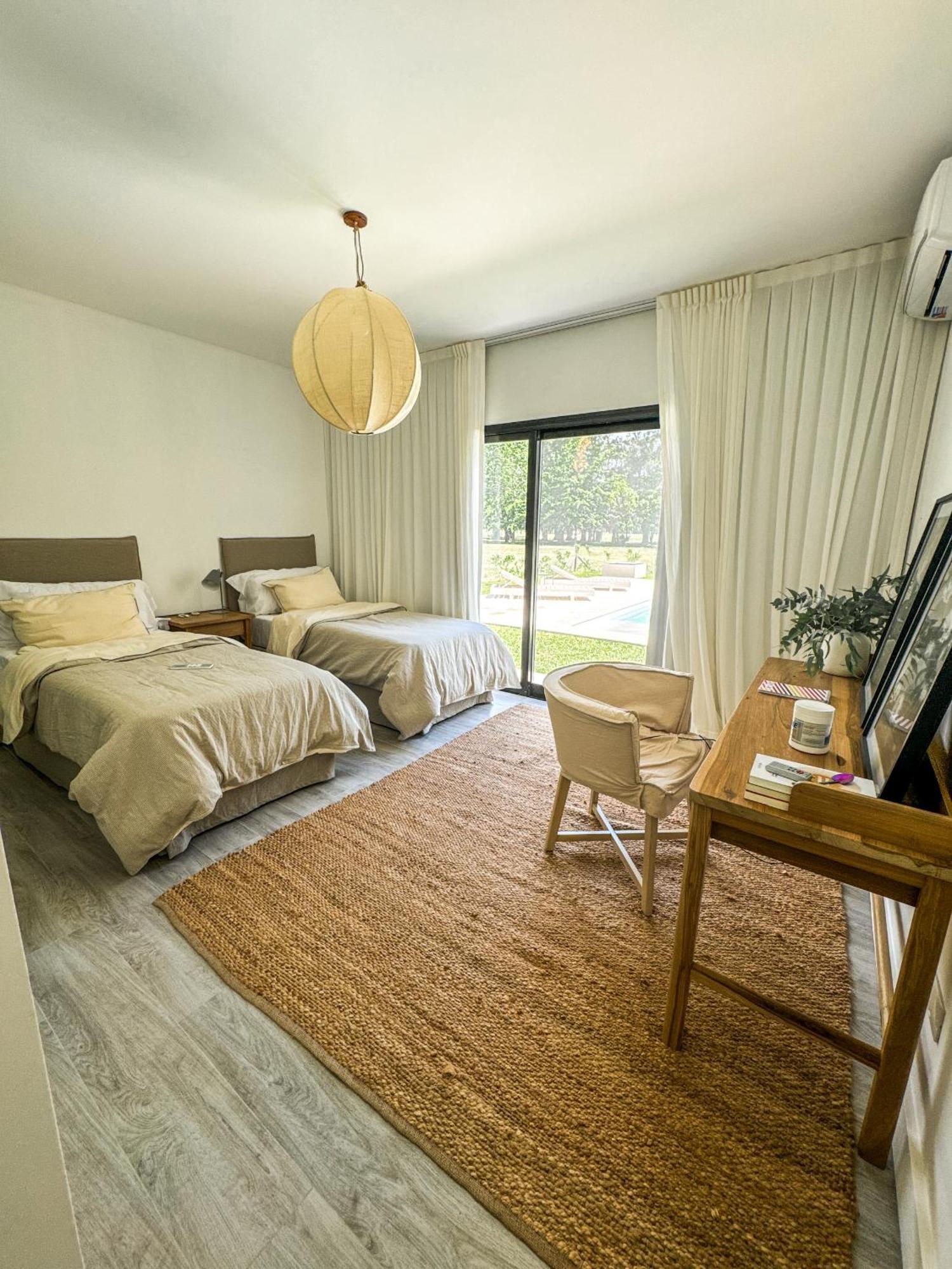 Rentup - Retiro De Lujo Casa Moderna Con Jardin Y Piscina En Pilar *
