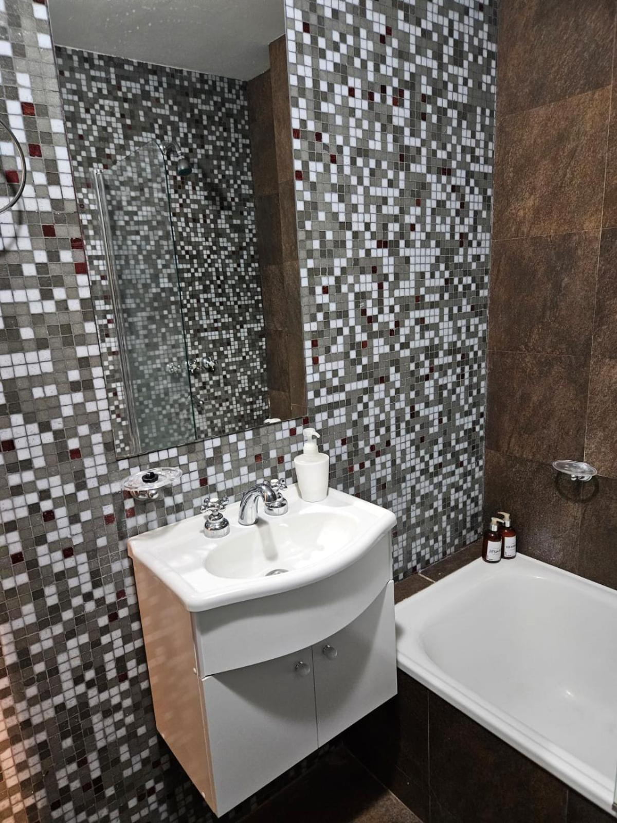 Movistar Arena - Departamento Moderno, Comodo, Luminoso - Hasta 3 Huespedes - Crespo *