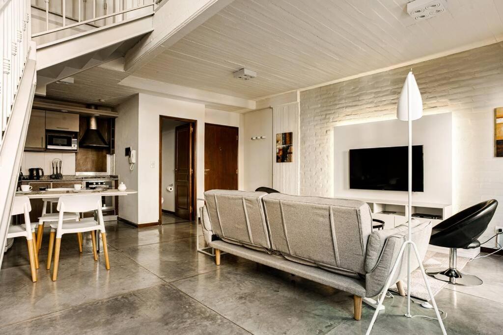 Minimalist Style Luxury Loft With Daily Maid Service *