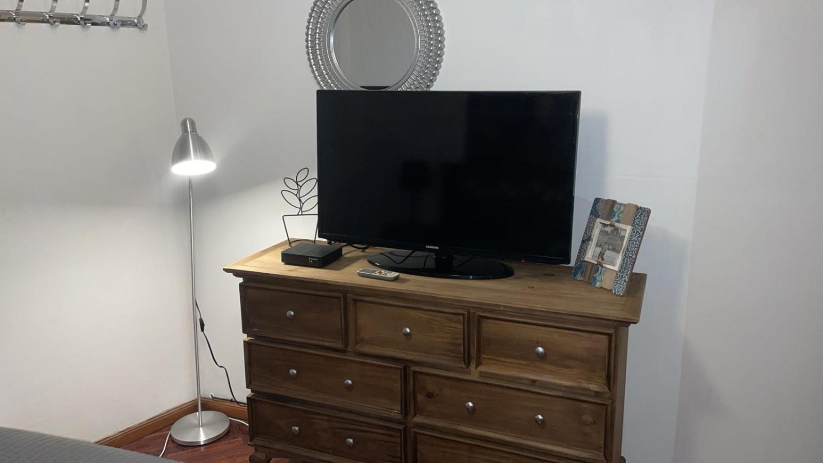 Panoramic Loft: Luxe 2br With Private Parking Near Metro *