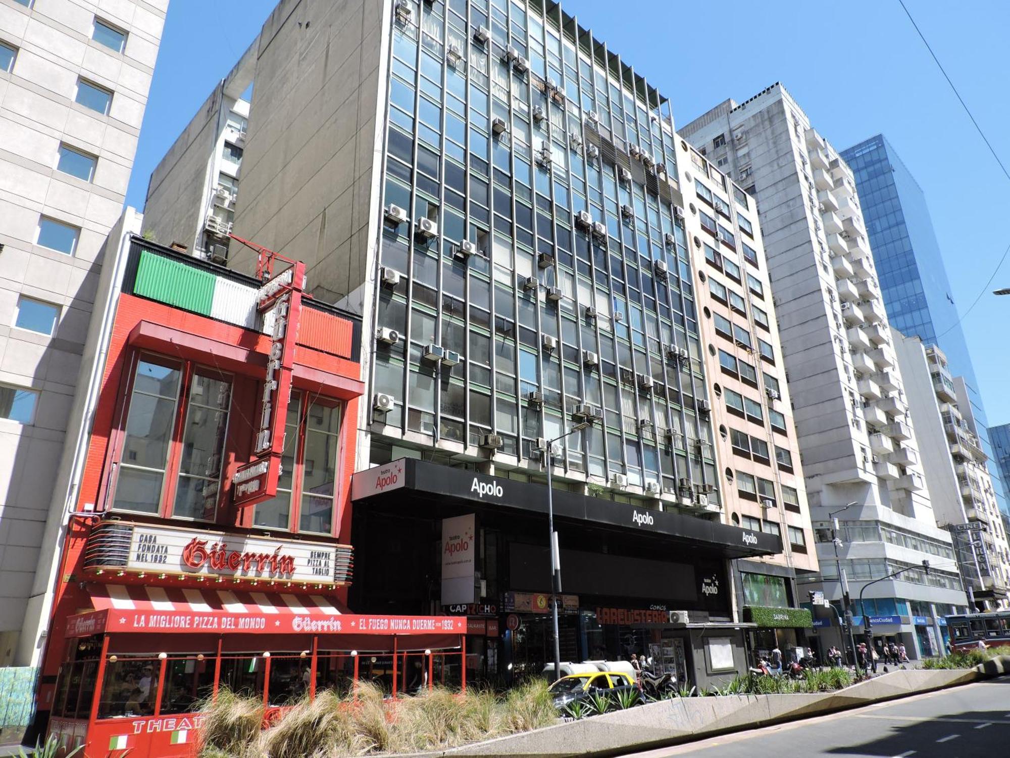 4 Ventanales Sobre La Avenida Corrientes Buenos Aires