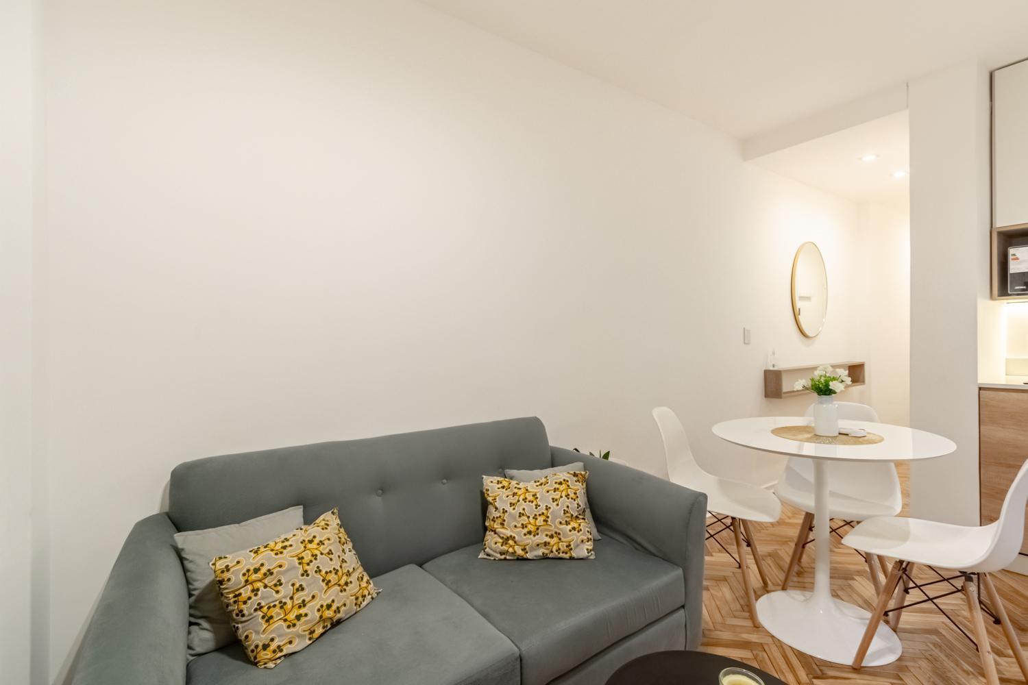Apartamento Elegante Departamento Ubicado En La Mejor Zona De Recoleta Sobre La Calle Parana 1019 *