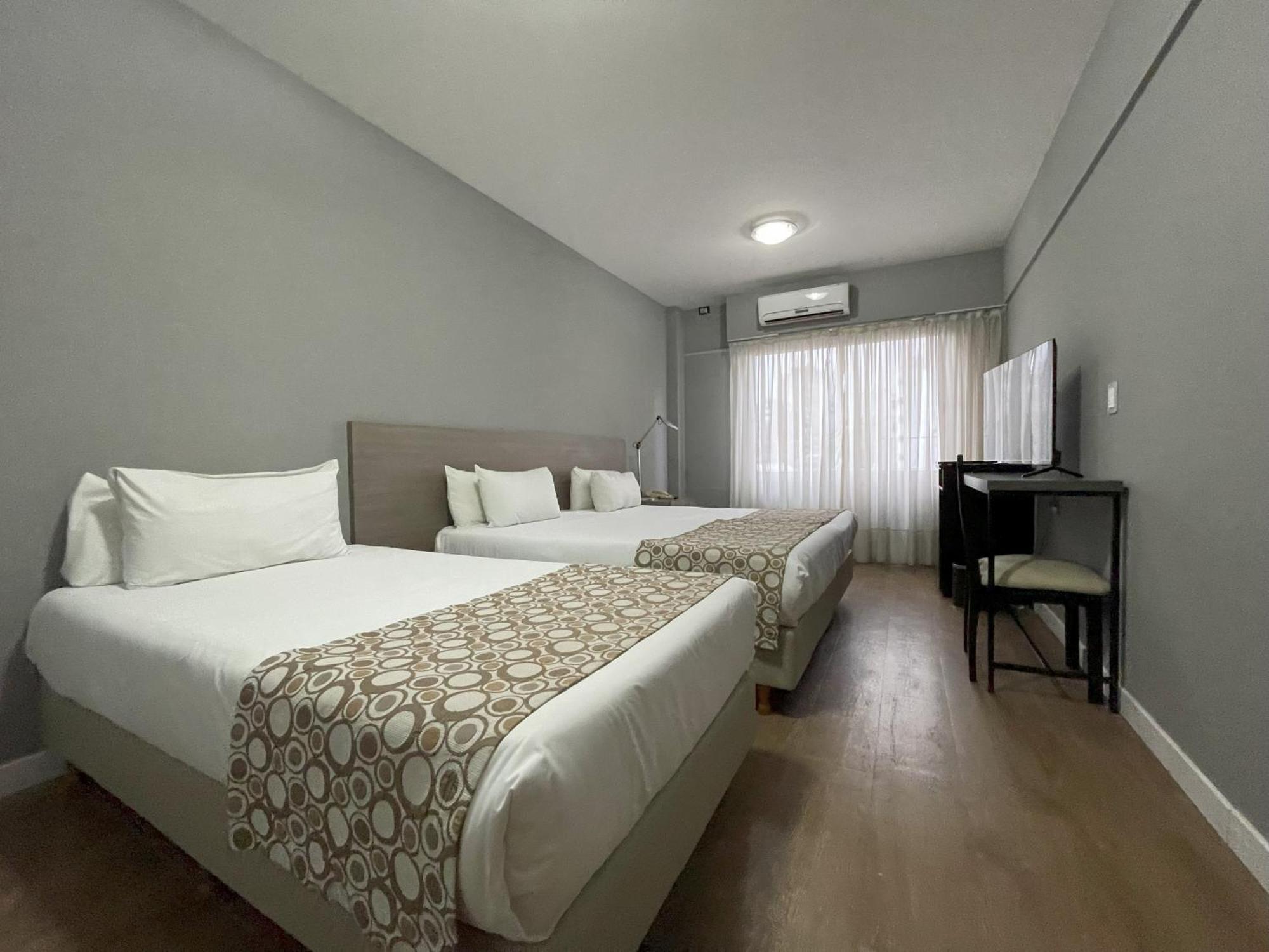 8 De Octubre Hotel