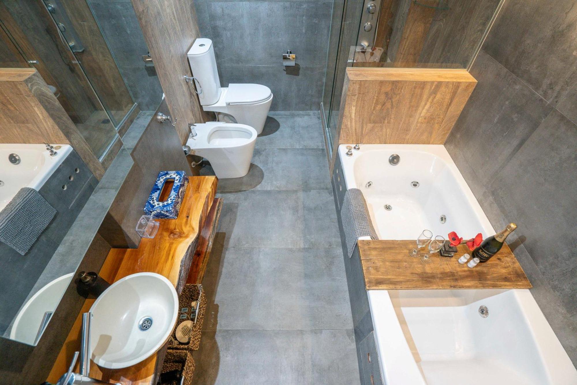 Lujoso Con Jacuzzi, 140m2 Ideal Para Familias Grandes En Retiro Apartamento