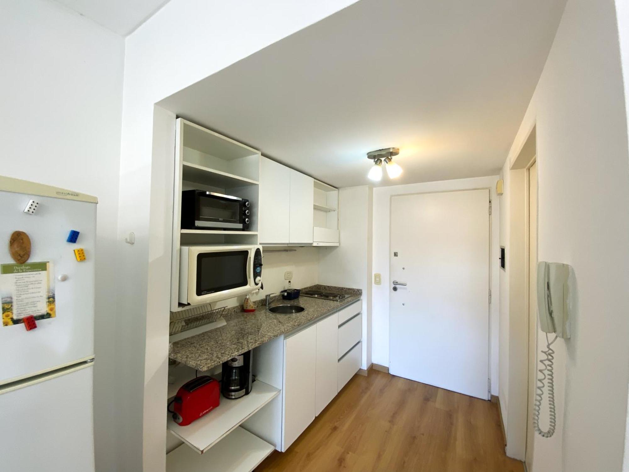En El Centro, Con Balcon Y Laundry, Cerca Del Subte