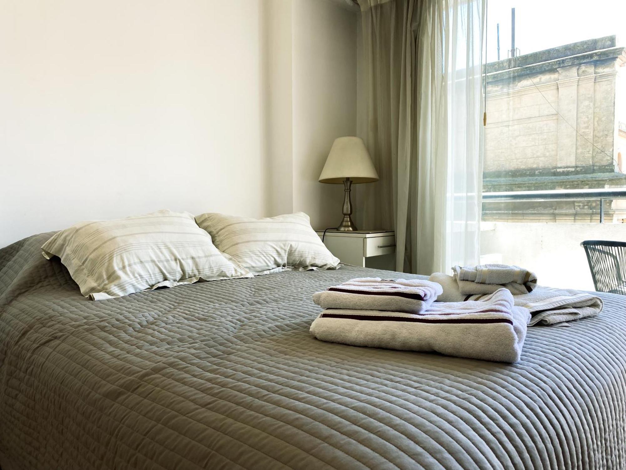 En El Centro, Con Balcon Y Laundry, Cerca Del Subte Apartamento