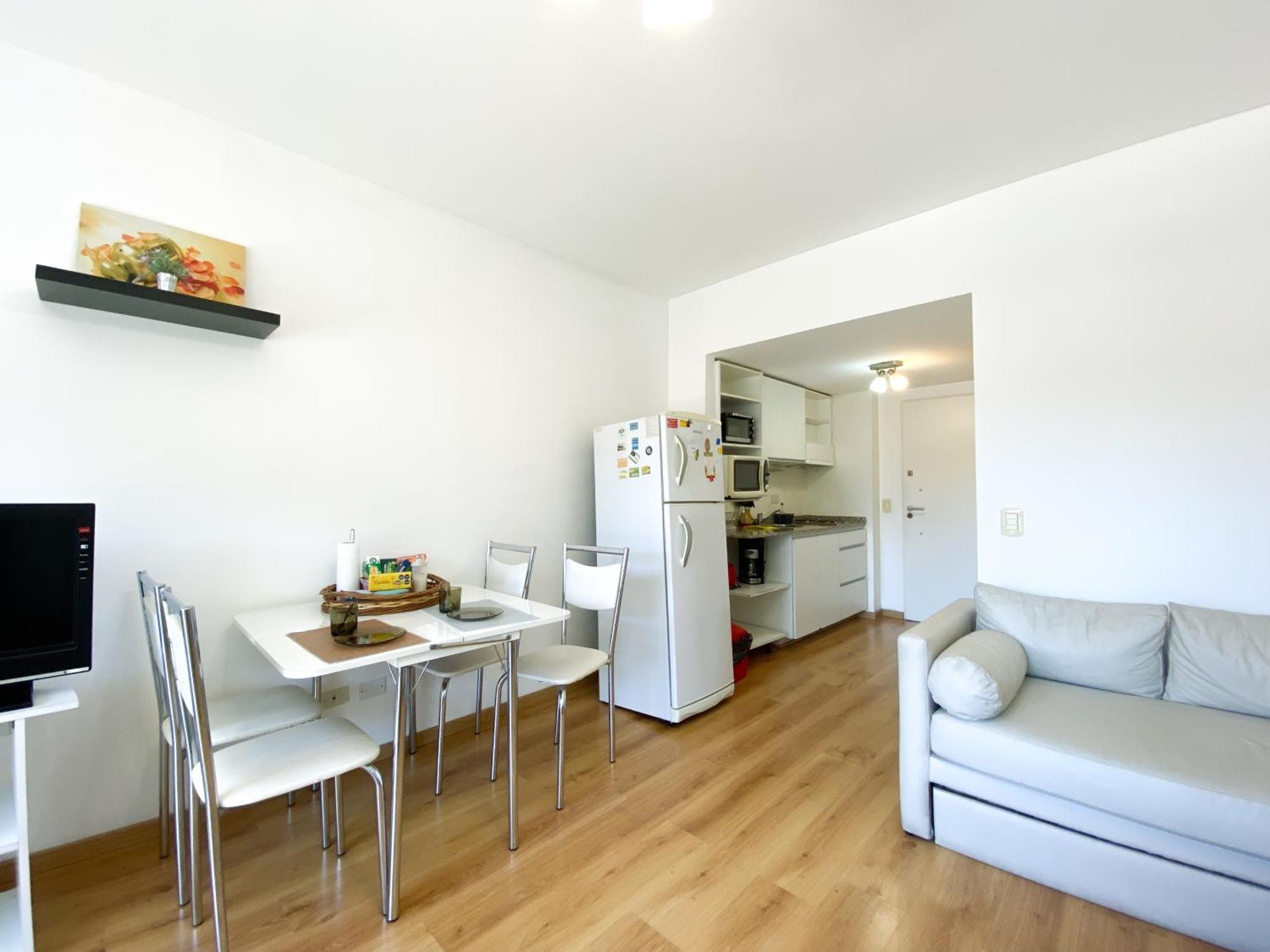 Apartamento En El Centro, Con Balcon Y Laundry, Cerca Del Subte *