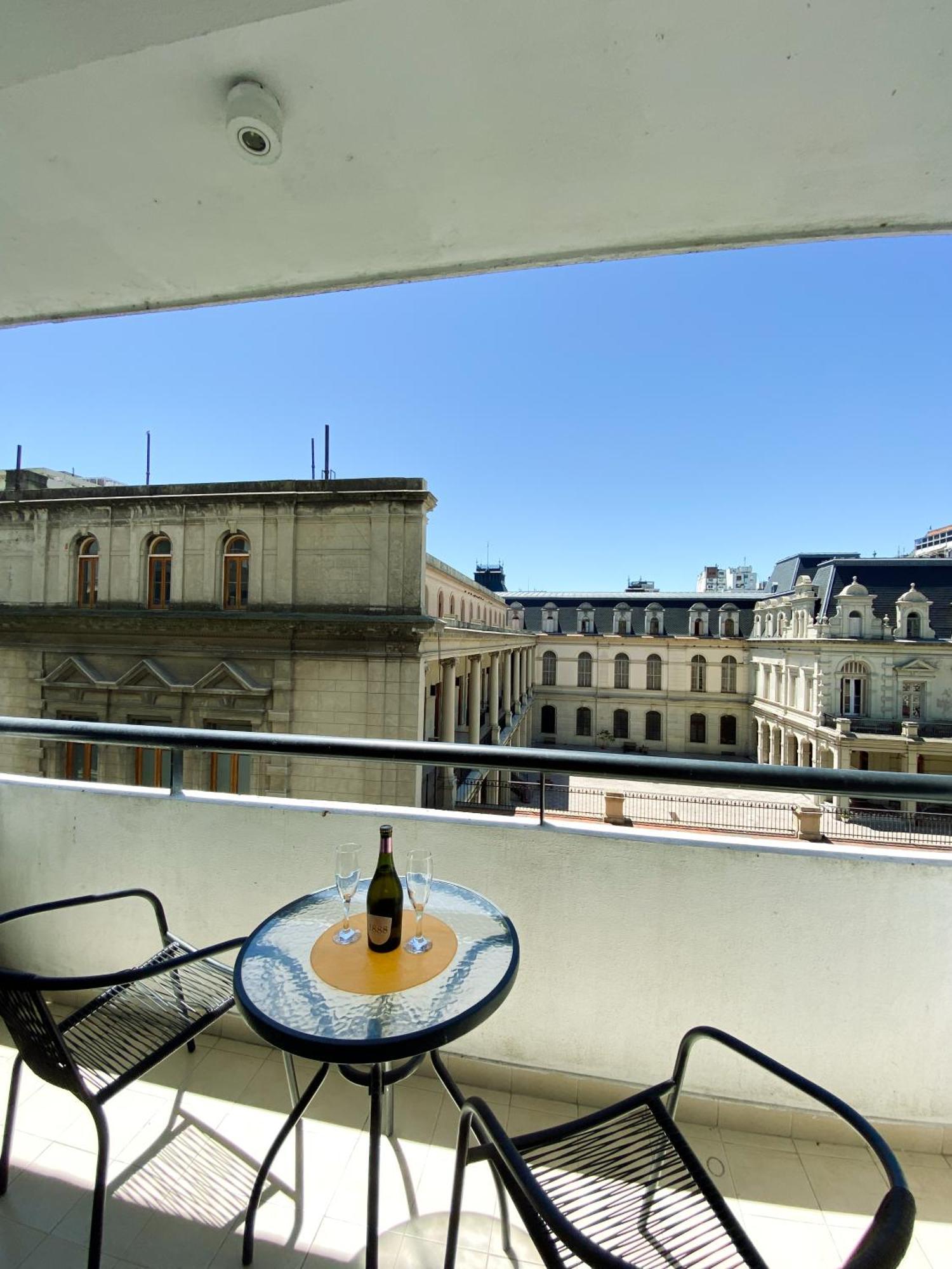 En El Centro, Con Balcon Y Laundry, Cerca Del Subte Apartamento *