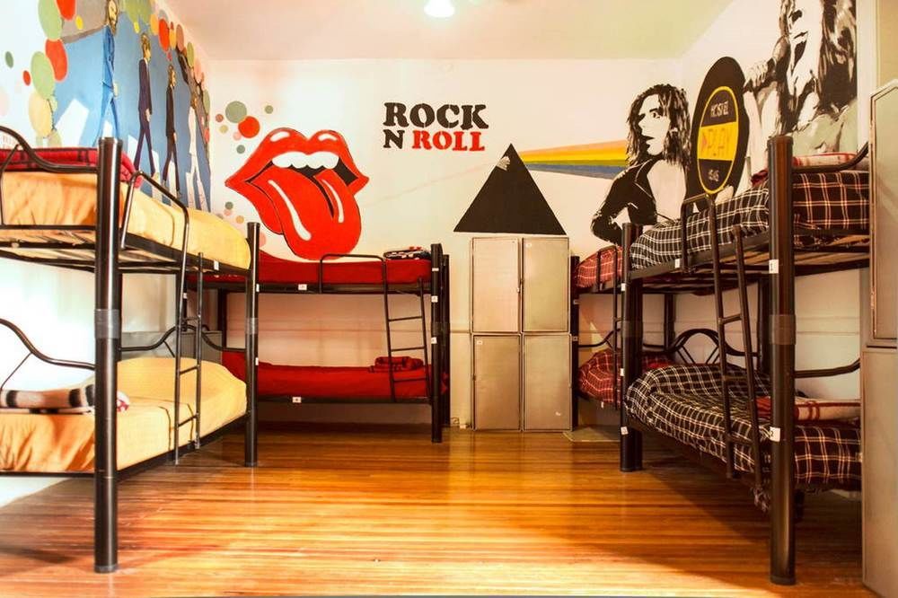 Play Soho Hostal