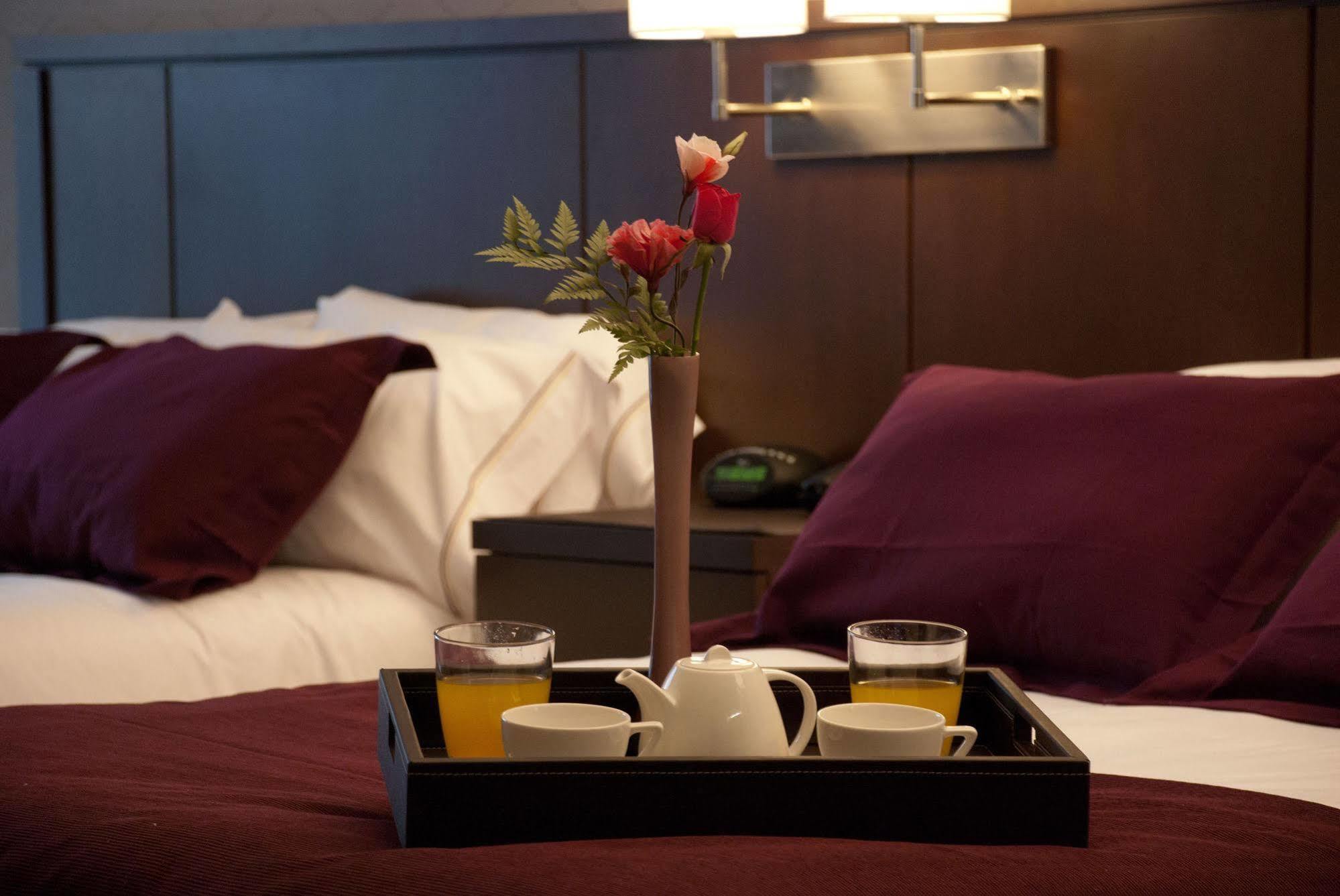 Ian Hotel