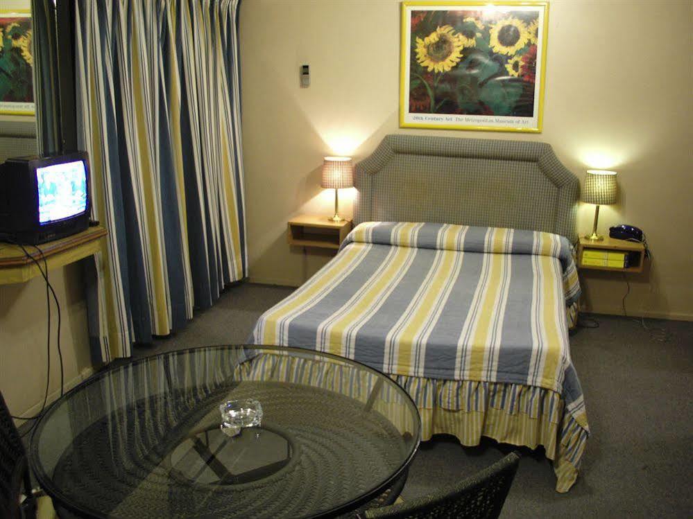 Embassy Hotel 2*