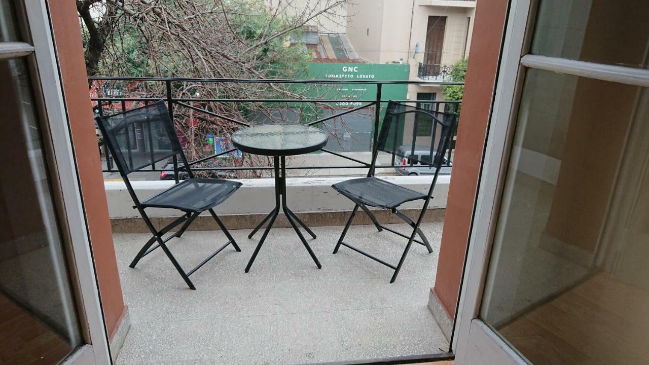 Excelente Departamento Con Balcon A La Calle Sobre Avenida Apartamento