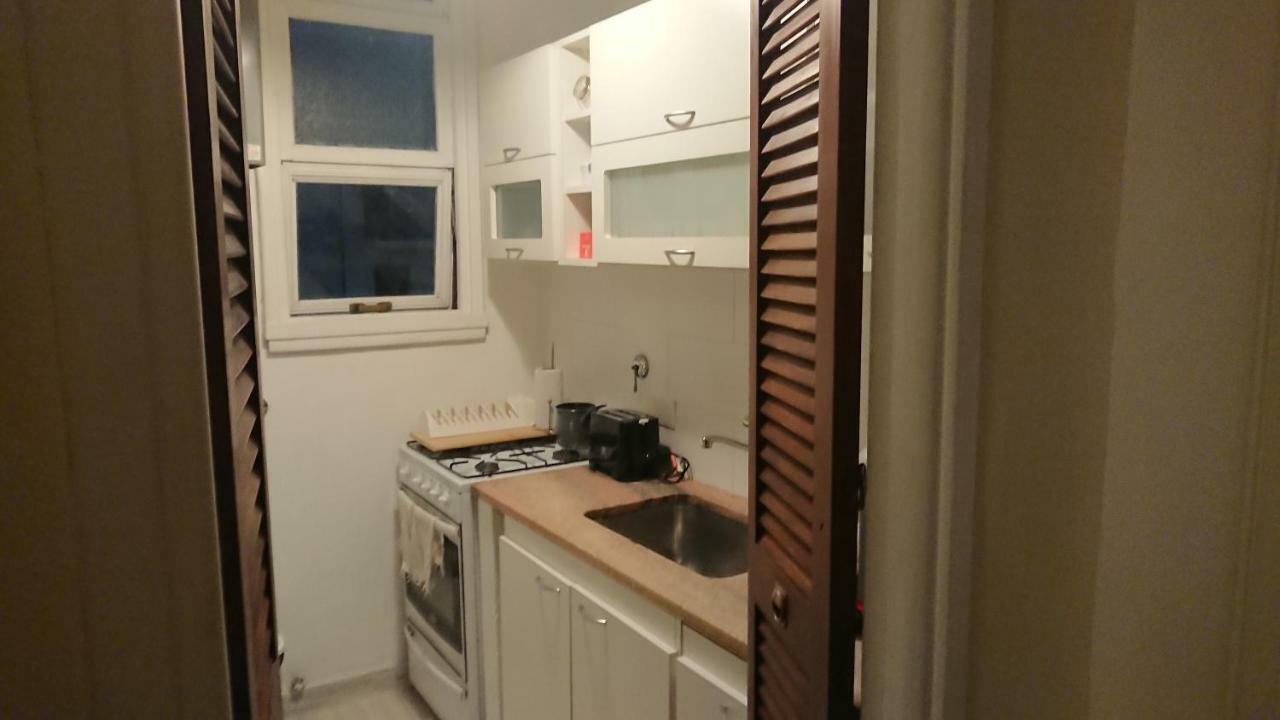 Excelente Departamento Con Balcon A La Calle Sobre Avenida Apartamento *