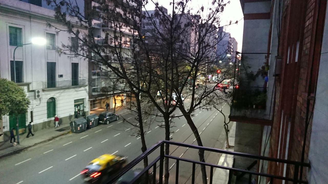 Excelente Departamento Con Balcon A La Calle Sobre Avenida Apartamento