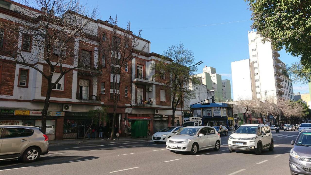 Excelente Departamento Con Balcon A La Calle Sobre Avenida Apartamento *