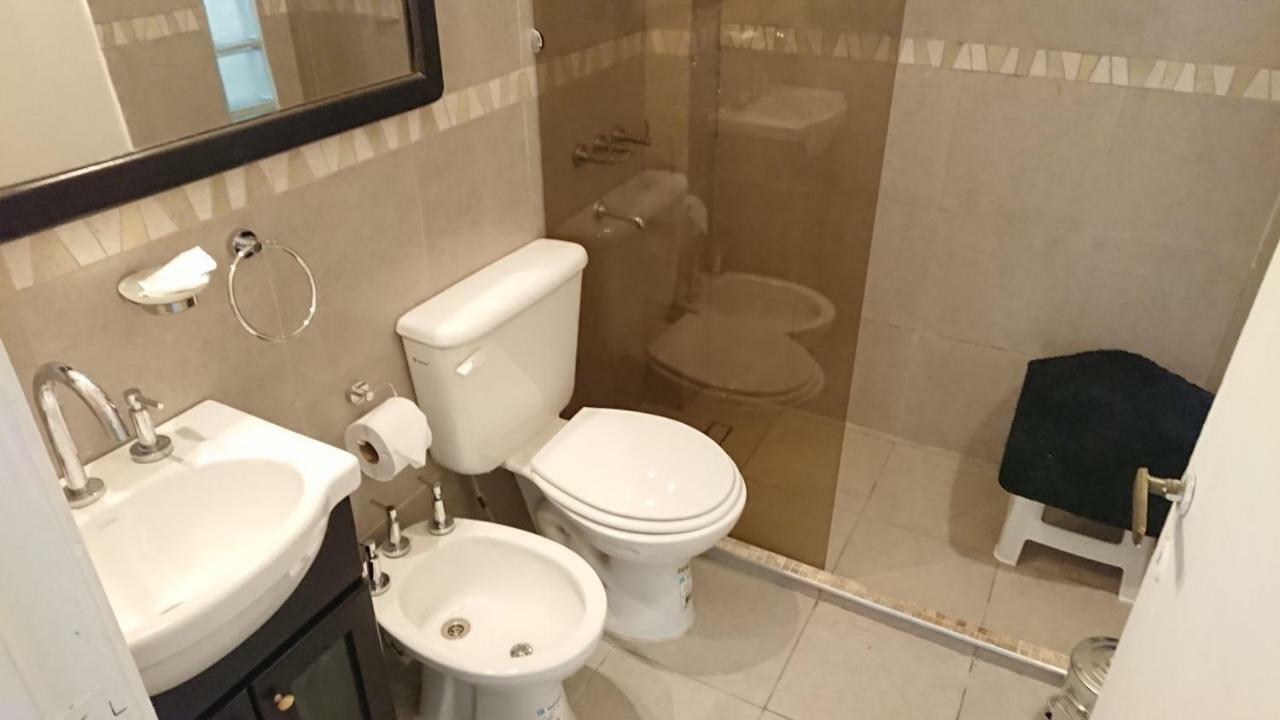 Excelente Departamento Con Balcon A La Calle Sobre Avenida Buenos Aires