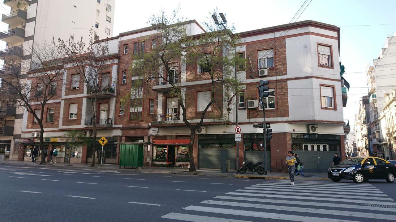 Excelente Departamento Con Balcon A La Calle Sobre Avenida * Buenos Aires