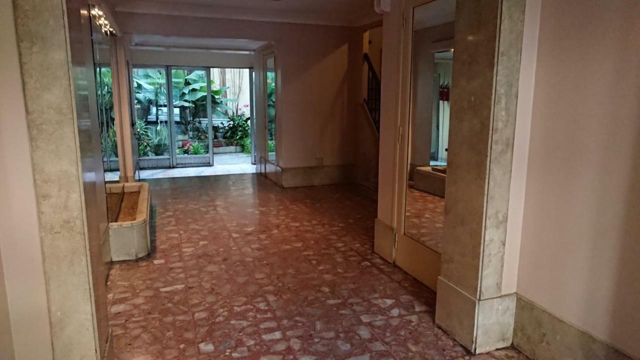 Apartamento Excelente Departamento Con Balcon A La Calle Sobre Avenida Buenos Aires