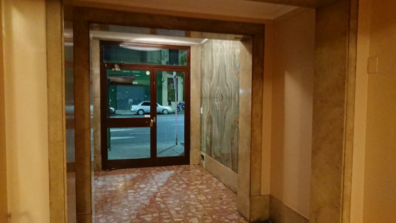 Excelente Departamento Con Balcon A La Calle Sobre Avenida Apartamento