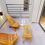 Un Balcon Con Parrilla Y Detalles Unicos De Decoracion