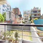 Un Balcon Con Parrilla Y Detalles Unicos De Decoracion