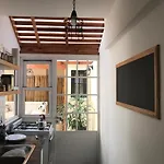 Departamento Con Patio Para Tres En El Centro De San Telmo