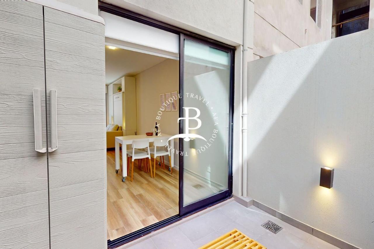 Un Balcon Con Parrilla Y Detalles Unicos De Decoracion *