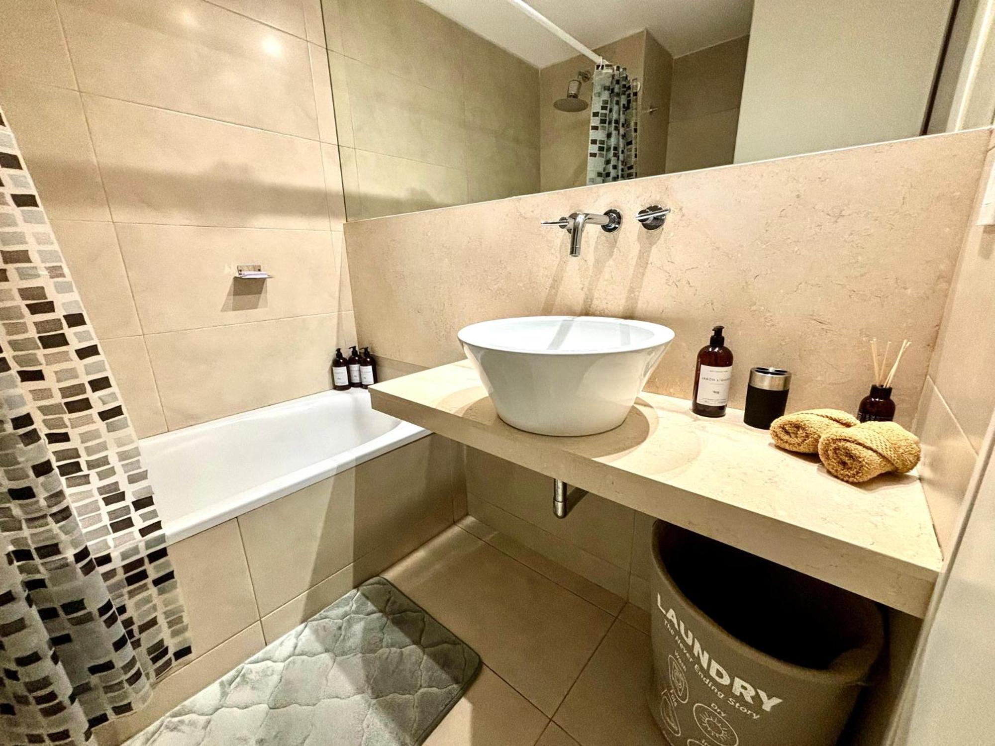 Bright Modern With Full Amenities And Parking With 24hs Security *