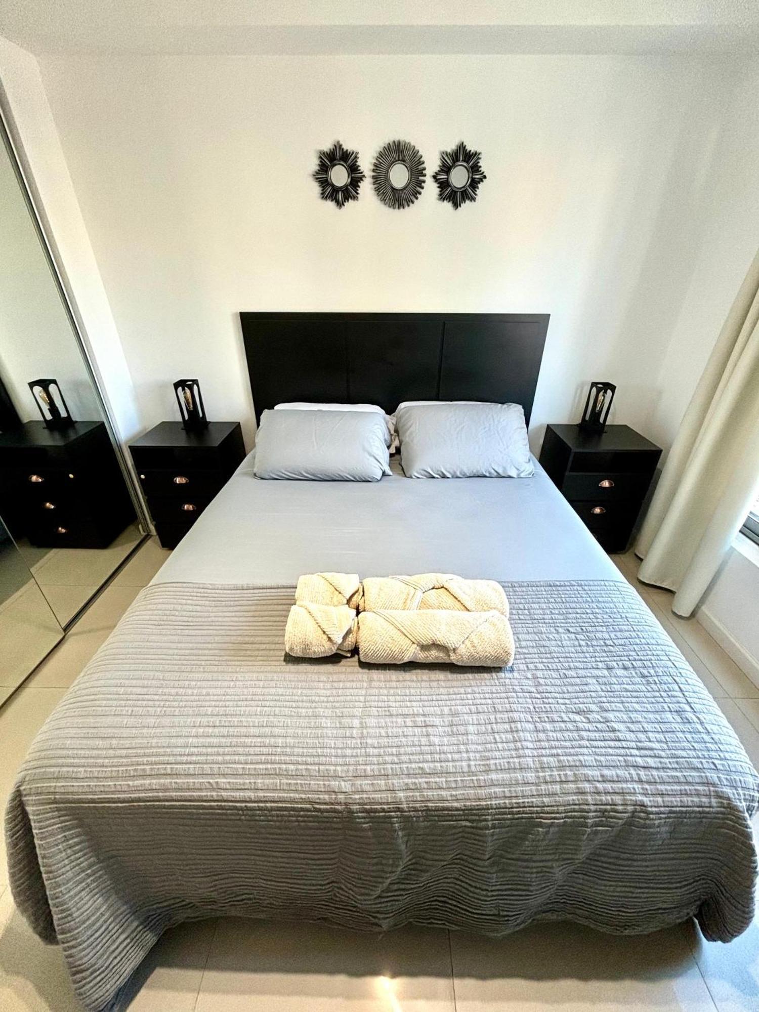 Bright Modern With Full Amenities And Parking With 24hs Security *