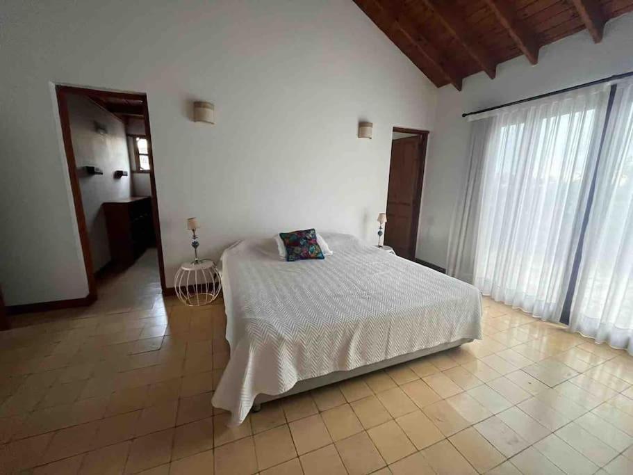 Summer House In Pilar. Office, Garden, Pool Сasa de vacaciones