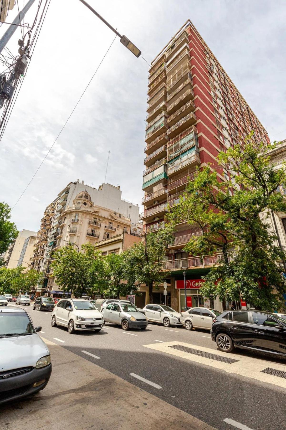 Departamento Con Vistas En Av Rivadavia, Rodeado De Bodegones Historicos, Bares Y Cultura Portena 3 Y Hasta 4 Personas