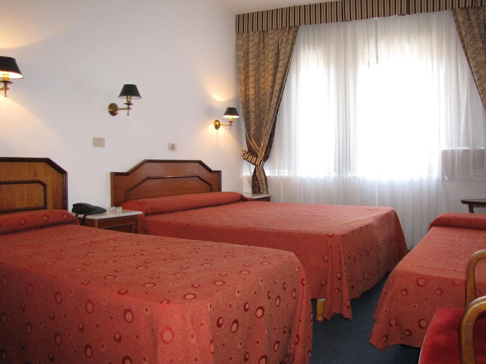 Hotel Tres Sargentos 2*