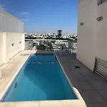 Estudio Minimalista, Moderno, Confortable, Luminoso Con Piscina
