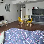 Estudio Minimalista, Moderno, Confortable, Luminoso Con Piscina