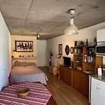 Moderno Estudio, Muy Luminoso