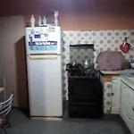 Habitación pequeña en casa de familia, ideal una persona