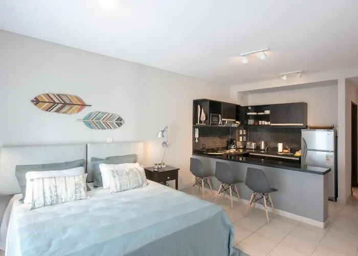 The Feather - Comfortable Studio With Balcony