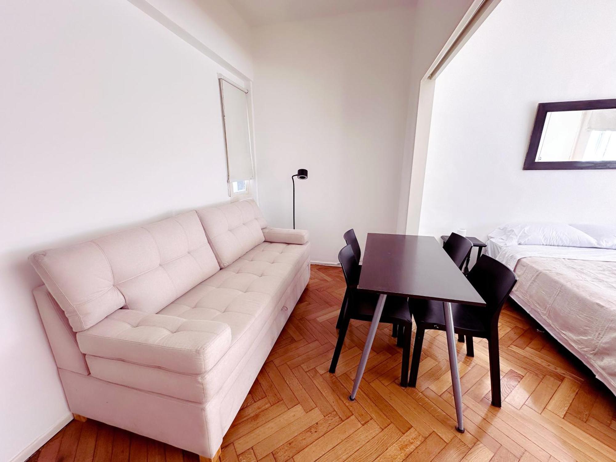 Amplio Monoambiente En Microcentro Apartamento