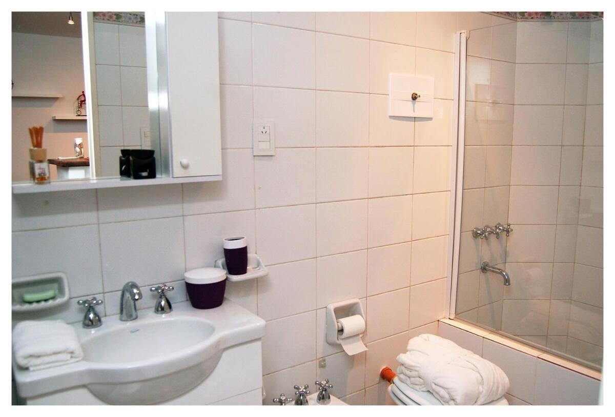 A Metros De Calle Florida, Con Patio Apartamento