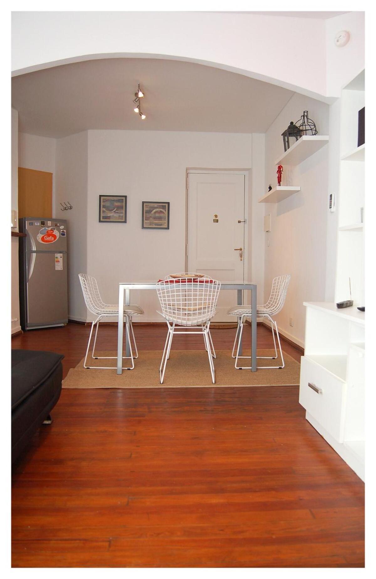 Apartamento A Metros De Calle Florida, Con Patio