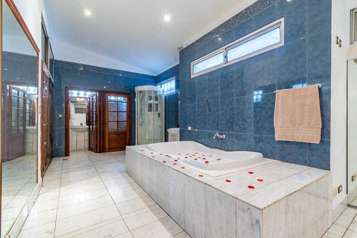 Luxury Mansion In Recoleta - Jacuzzi - Sauna - 40 People Villa Ciudad Autónoma de Buenos Aires