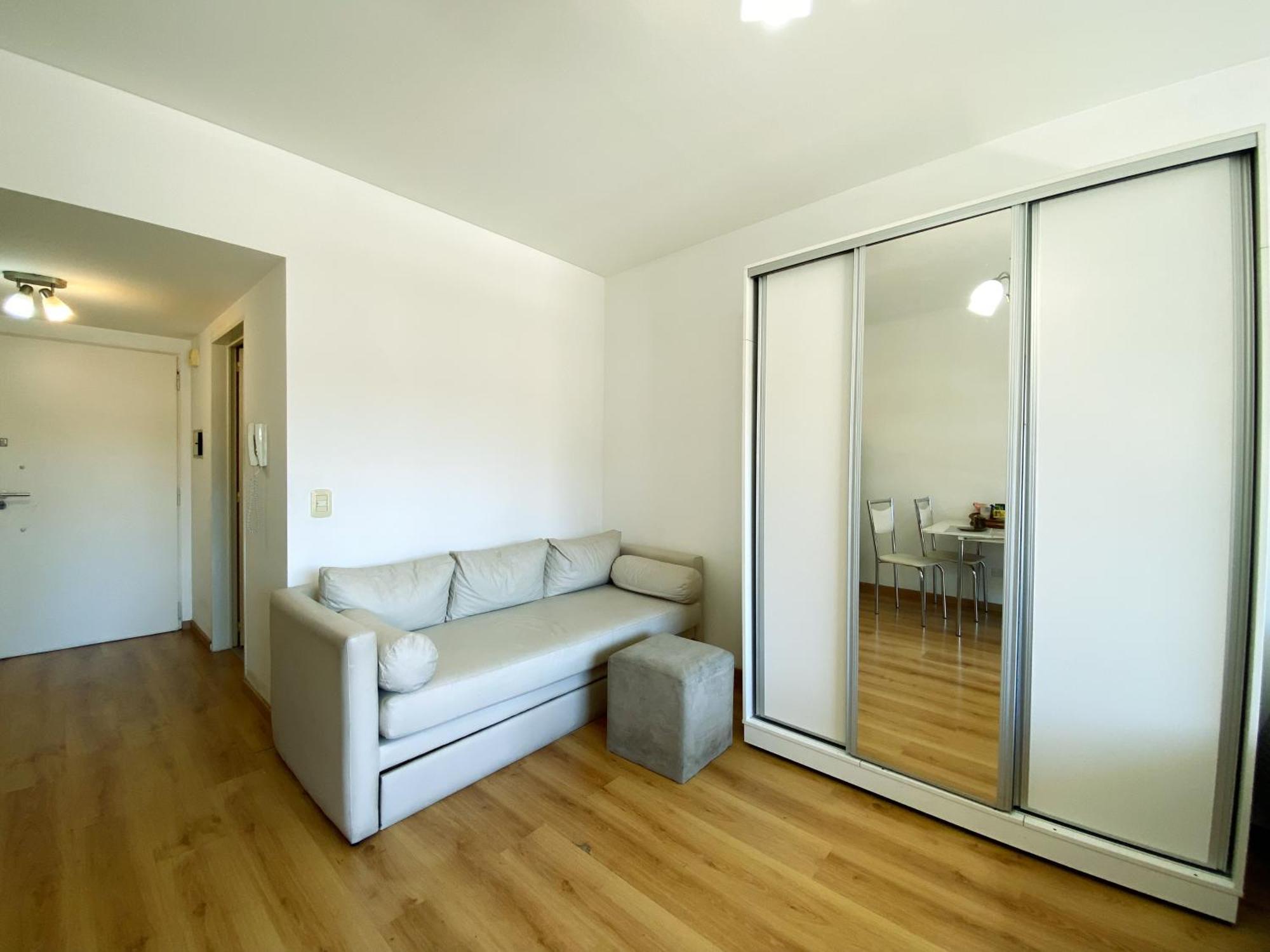 En El Centro, Con Balcon Y Laundry, Cerca Del Subte Apartamento