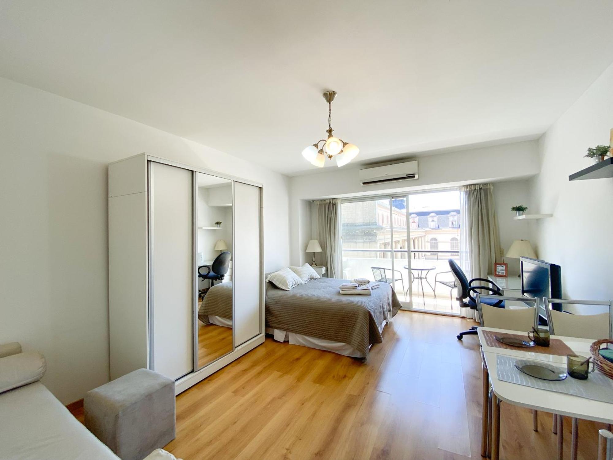 En El Centro, Con Balcon Y Laundry, Cerca Del Subte Apartamento